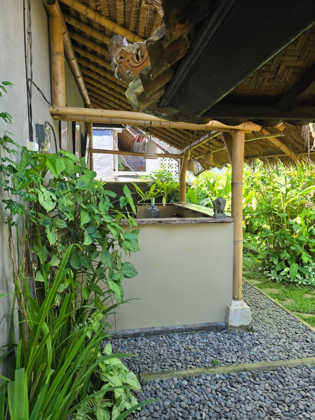 Aura Guesthouse Ubud  Bagian luar foto