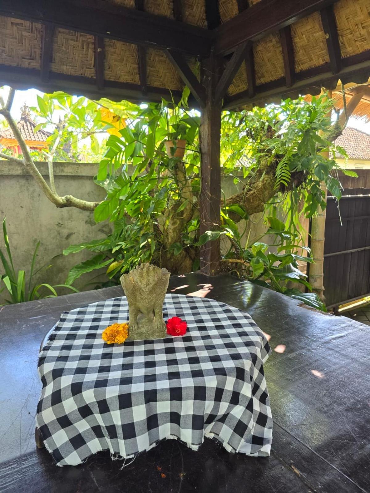 Aura Guesthouse Ubud  Bagian luar foto