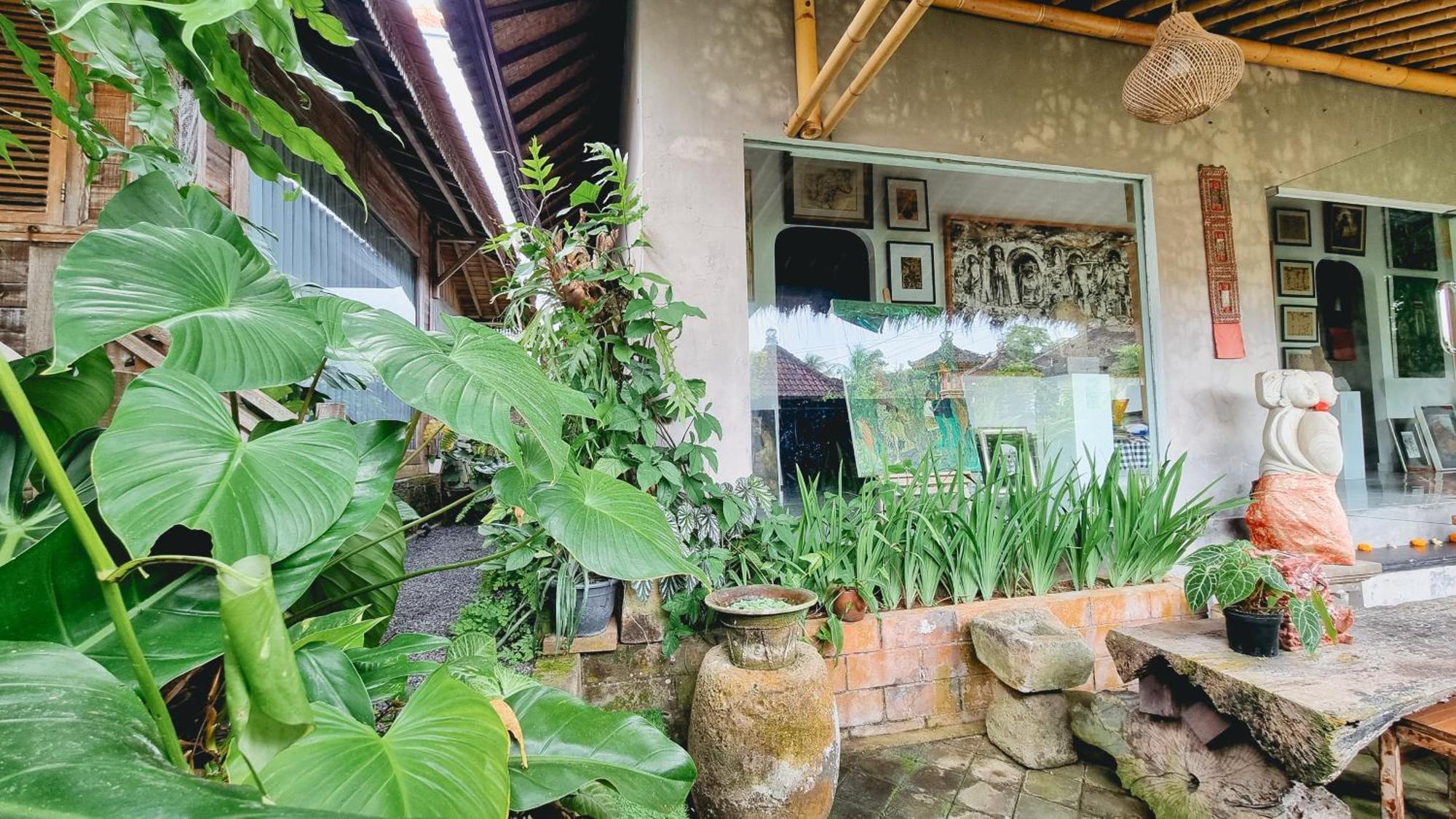 Aura Guesthouse Ubud  Bagian luar foto